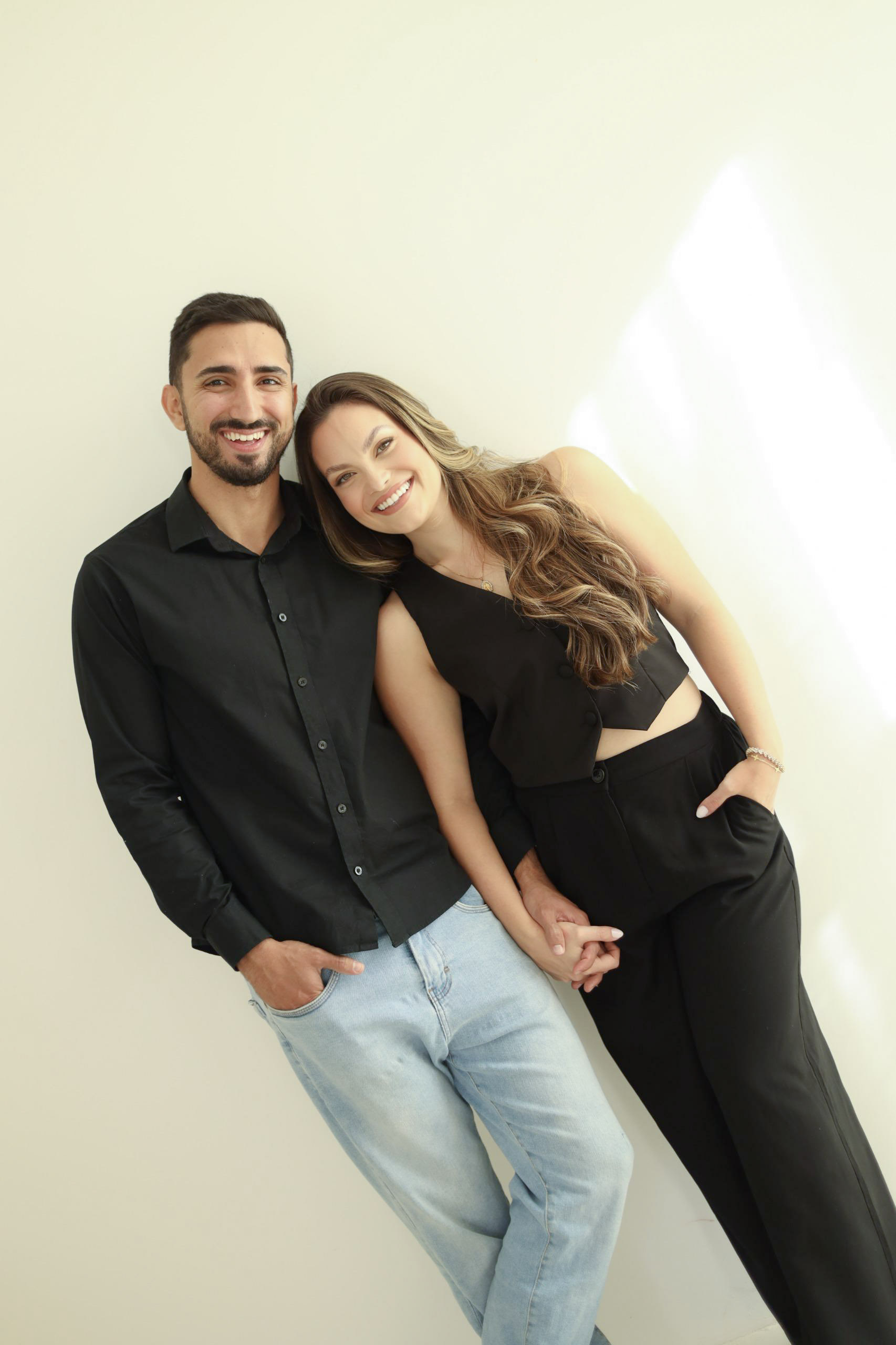 Vitória e Hugo sorrindo juntos